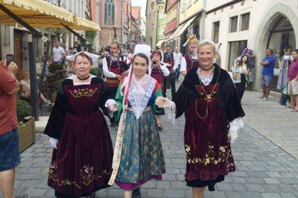 03092016 defile avec petite fille d huguette en guise de plougastel 1