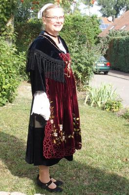 03092016 francoise de profil en costume de muzillac