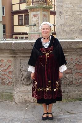 03092016 francoise devant la fontaine