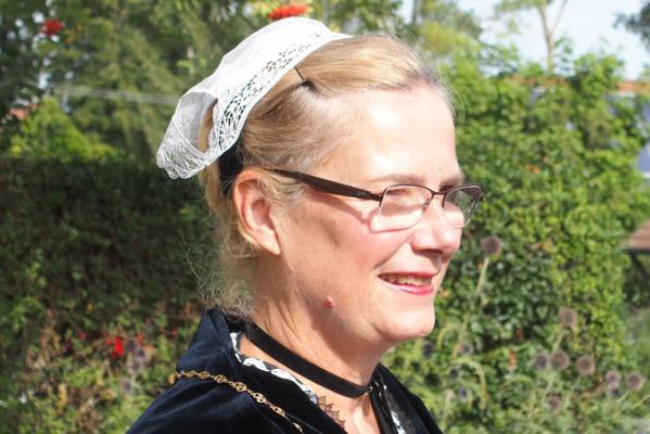 03092016 francoise en coiffe gallese de profil