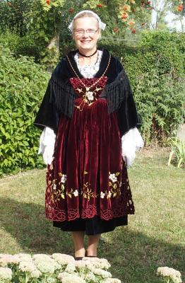 03092016 francoise en costume de muzillac devant les chambres d hotes