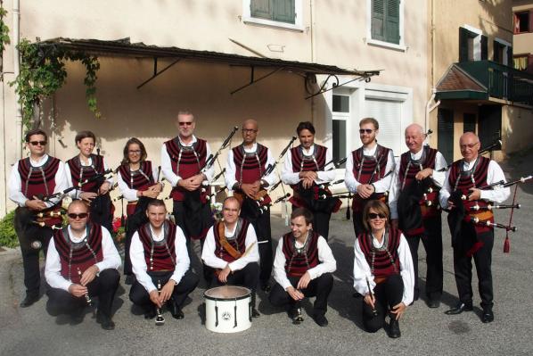 14 musiciens du bagad dalc mat a vinay