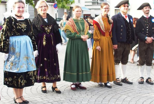 15072016 sylvie et francoise avec des danseurs bavarois