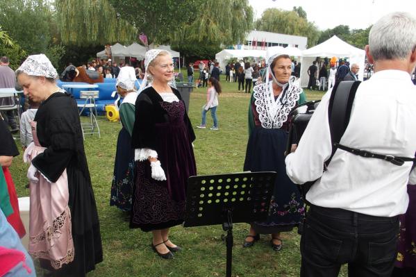 Attente de la prestation danseuses et accordeoniste prets