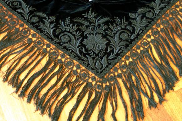 Broderies et macrame sur chale en velours vannetais 1