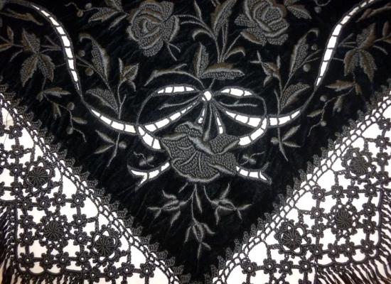 Broderies renaissance sur chale de vannes 3