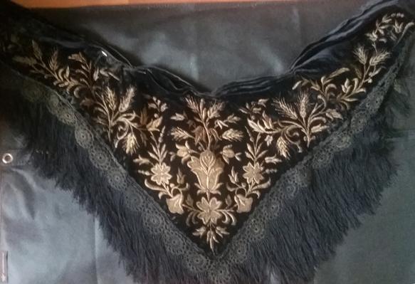 Chale ancien en velours brode 1