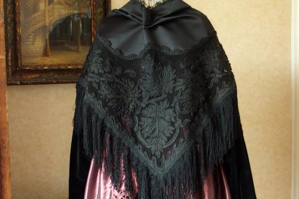 Chale en tissu avec broderies sur tulle 1