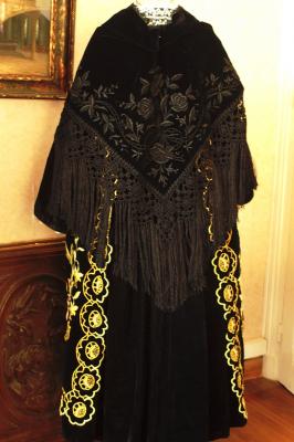 Chale en velours brode et macrame costume vannes dos 1