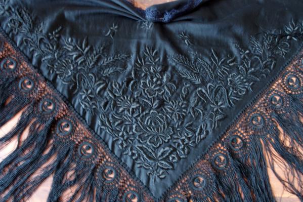 Chale vannetais brode sur tissu