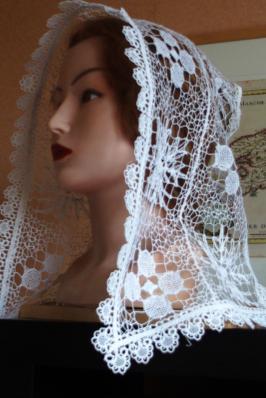 Coiffe de baud en filet brode vue de profil