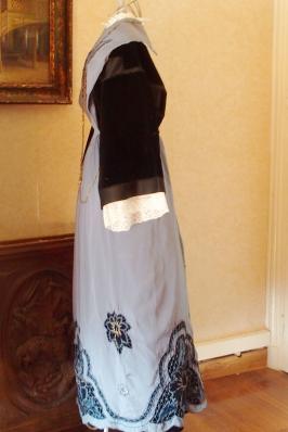 Costume de lorient avec tablier 1920 en satin brode vue de profil