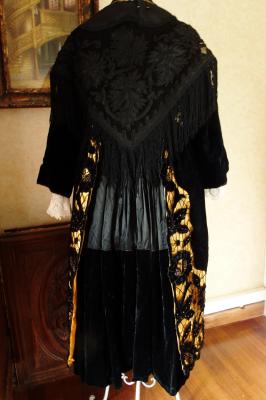 Costume vannetais avec tablier broderies richelieu dos