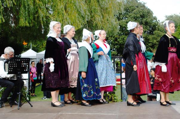 En cortege pour depart de polka de paimpol