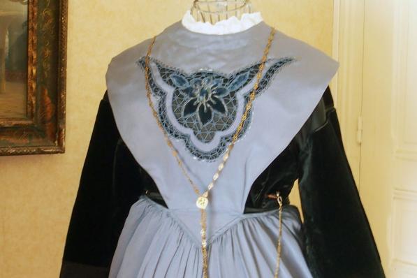 Grand devantier en satin brode de costume de lorient 1