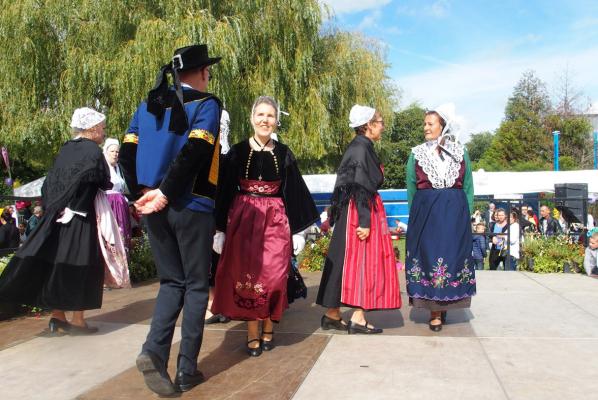 Polka de paimpol fillles au milieu gars a l exterieur