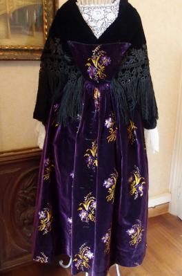 Tablier en velours brode annees 10 avec petits bouquets