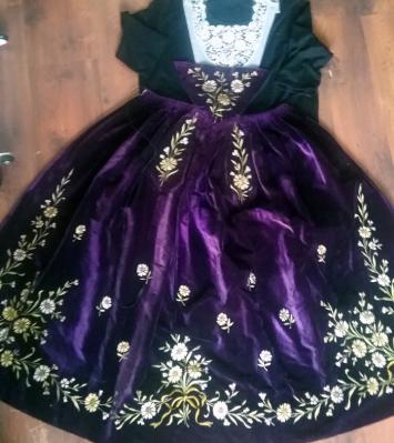 Tablier en velours brode avec petit devantier vannes