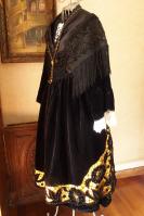 Tablier en velours noir avec broderies type richelieu profil 1