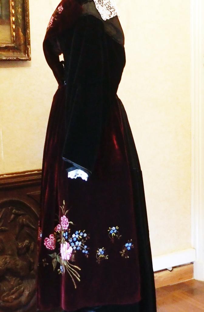 Costume Auray - Vannes avec en velours peint années 30 - vue de profil