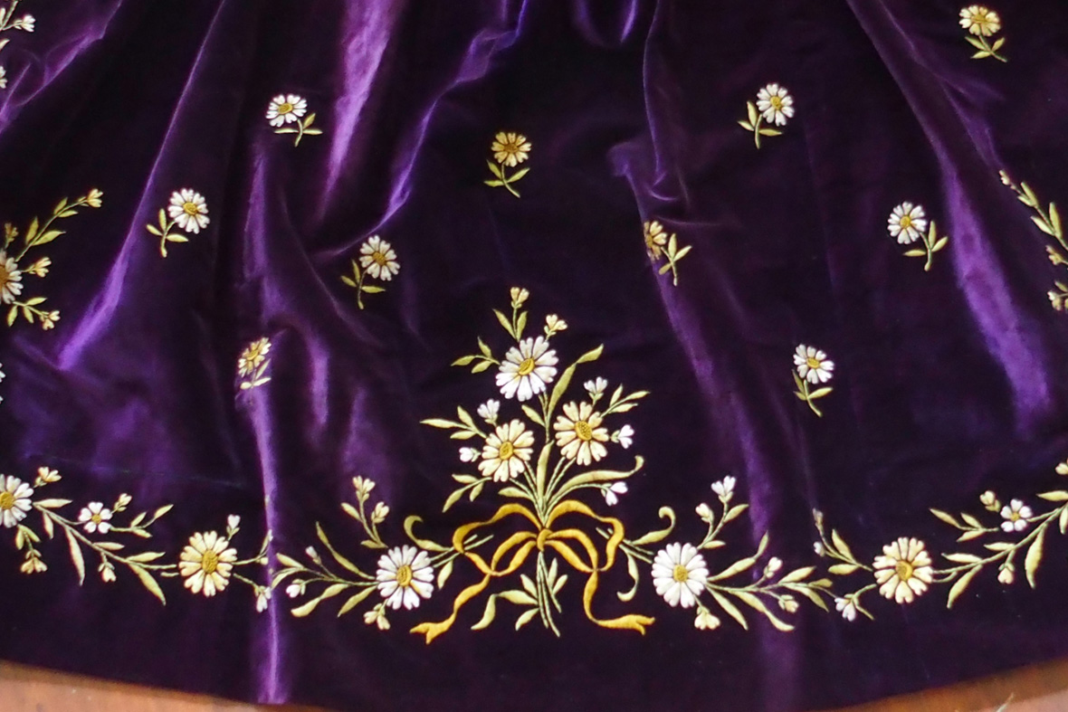 Broderies tablier  en velours violet d'un costume de Vannes