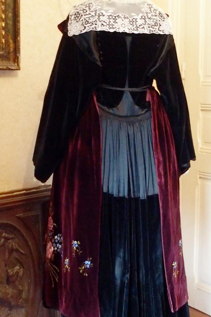 Costume à col - vue de dos  porté avec robe de Pontivy