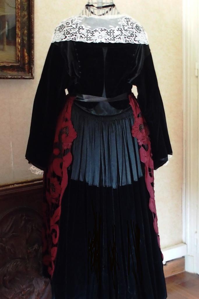 Costume avec tablier brodé Richelieu - vue de dos