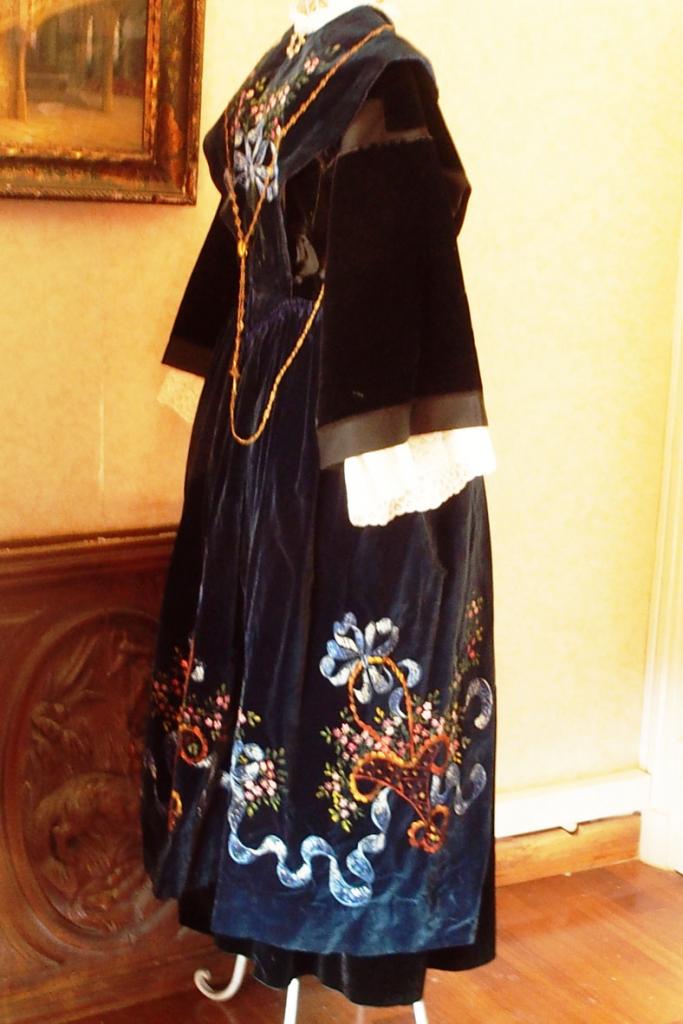 Costume de Lorient avec tablier en velours peint - vue de profil