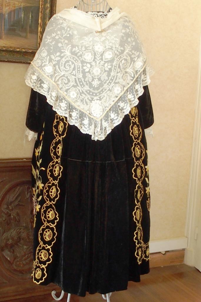 Costume de Vannes 1920 avec châle tulle blanc