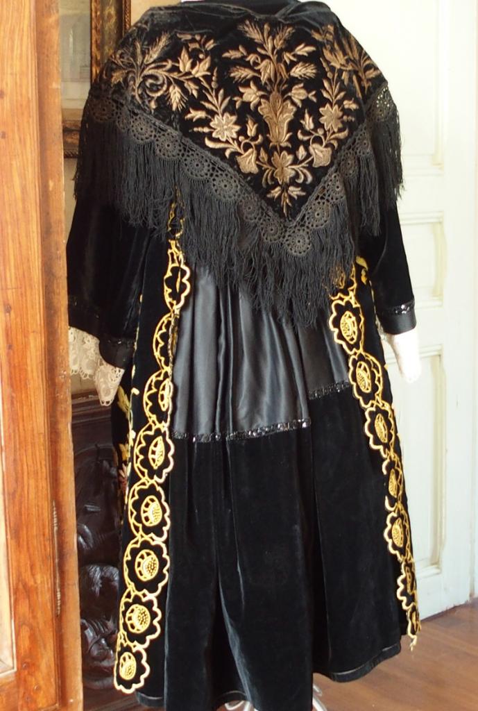 Costume de Vannes avec châle en velours brodé - vue de dos