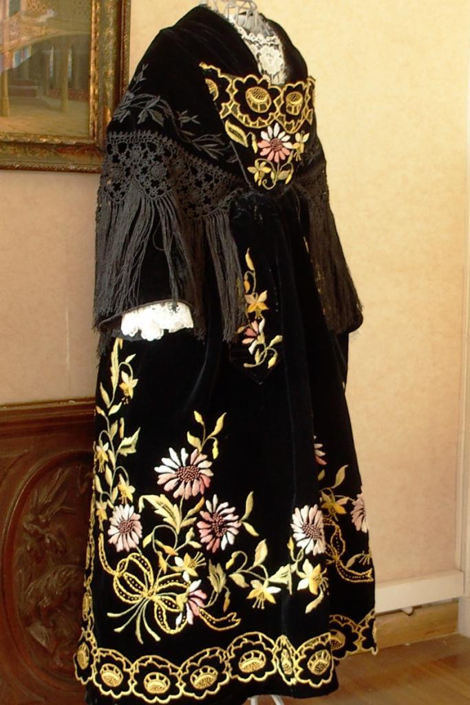 Costume Vannes 1920 - Tablier et châle velours brodé - Profil