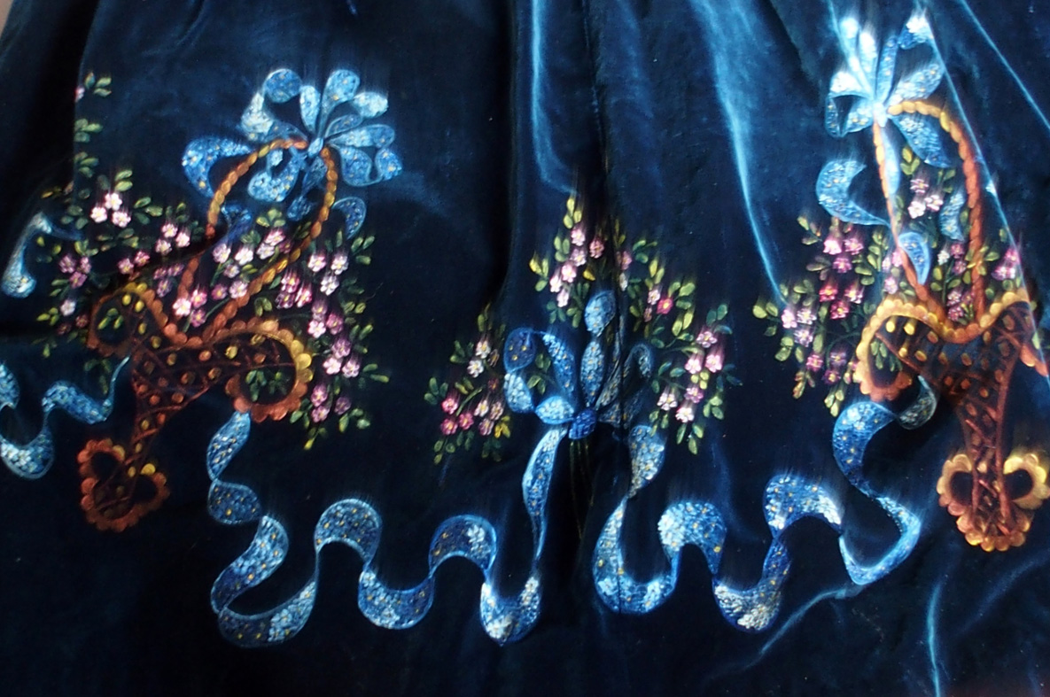 Tablier de Lorient - détail de motifs peints sur velours