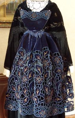 Broderies renaissance sur tablier en velours de plumelec