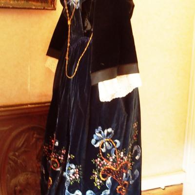 Costume de lorient avec tablier en velours peint vue de profil