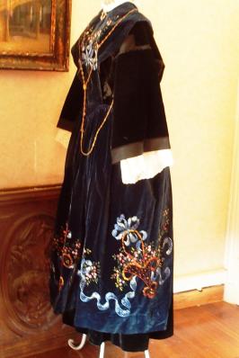 Costume de lorient avec tablier en velours peint vue de profil