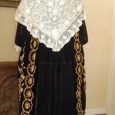 Costume de vannes 1920 avec chale tulle blanc brode dos