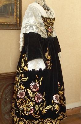 Costume de vannes 1920 avec chale tulle brode profil