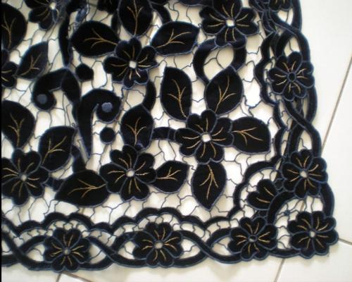 Detail des broderies richelieu de tablier de plumelec