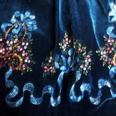 Tablier de lorient detail de motifs peints sur velours